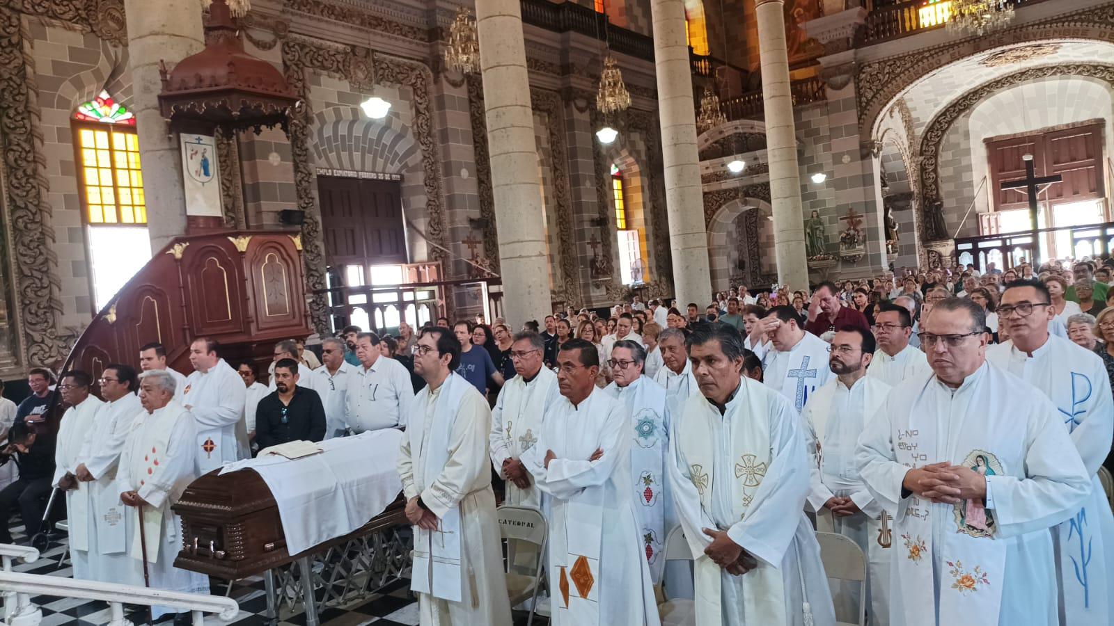 $!Despiden el cuerpo del Padre José de Jesús Aguilar en la Catedral de Mazatlán