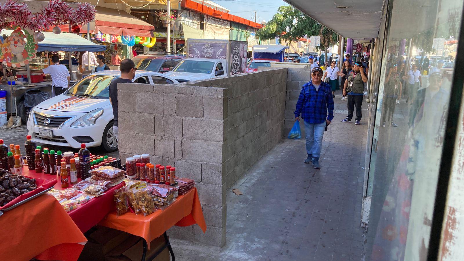 $!En incertidumbre, comerciantes del Centro de Mazatlán por obras en banqueta frente al mercado