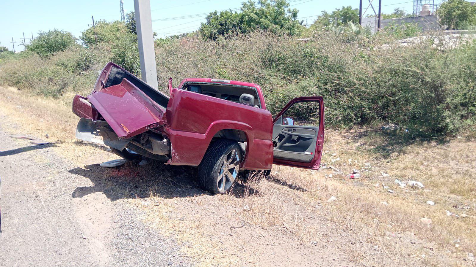 $!Conductor sobrevive tras chocar y destrozar su camioneta en Batamote, en Guasave