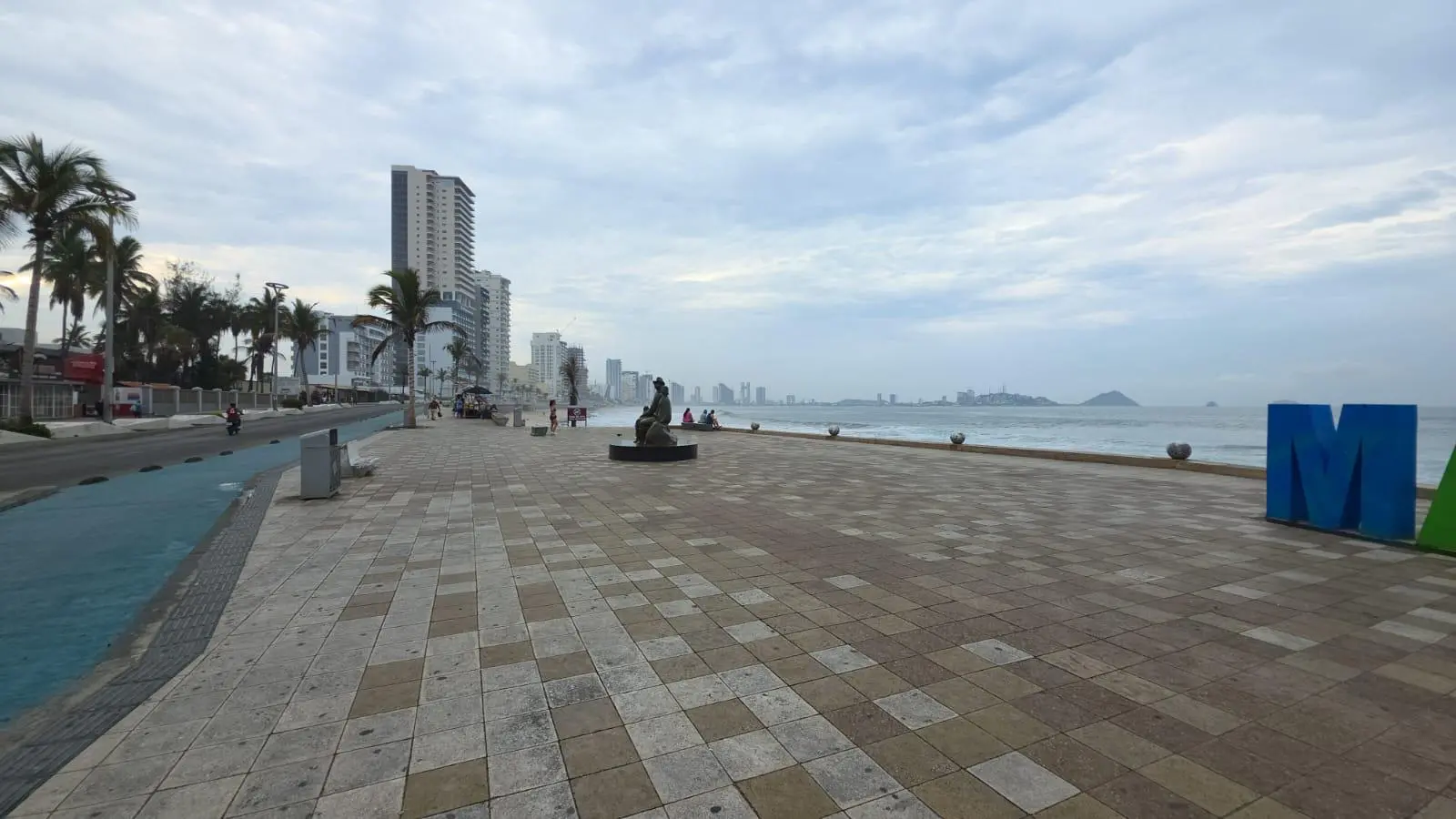 $!Luego de la batalla de espuma, cerveza y festejos, las letras de Mazatlán amanecen limpias