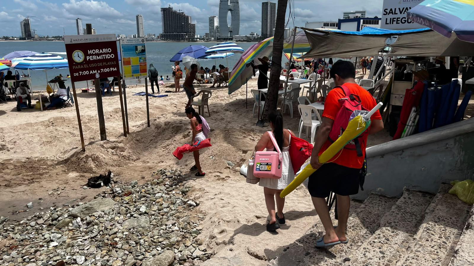 $!Disfrutan bañistas entre aguas negras y menos saturación de Playa Pinitos