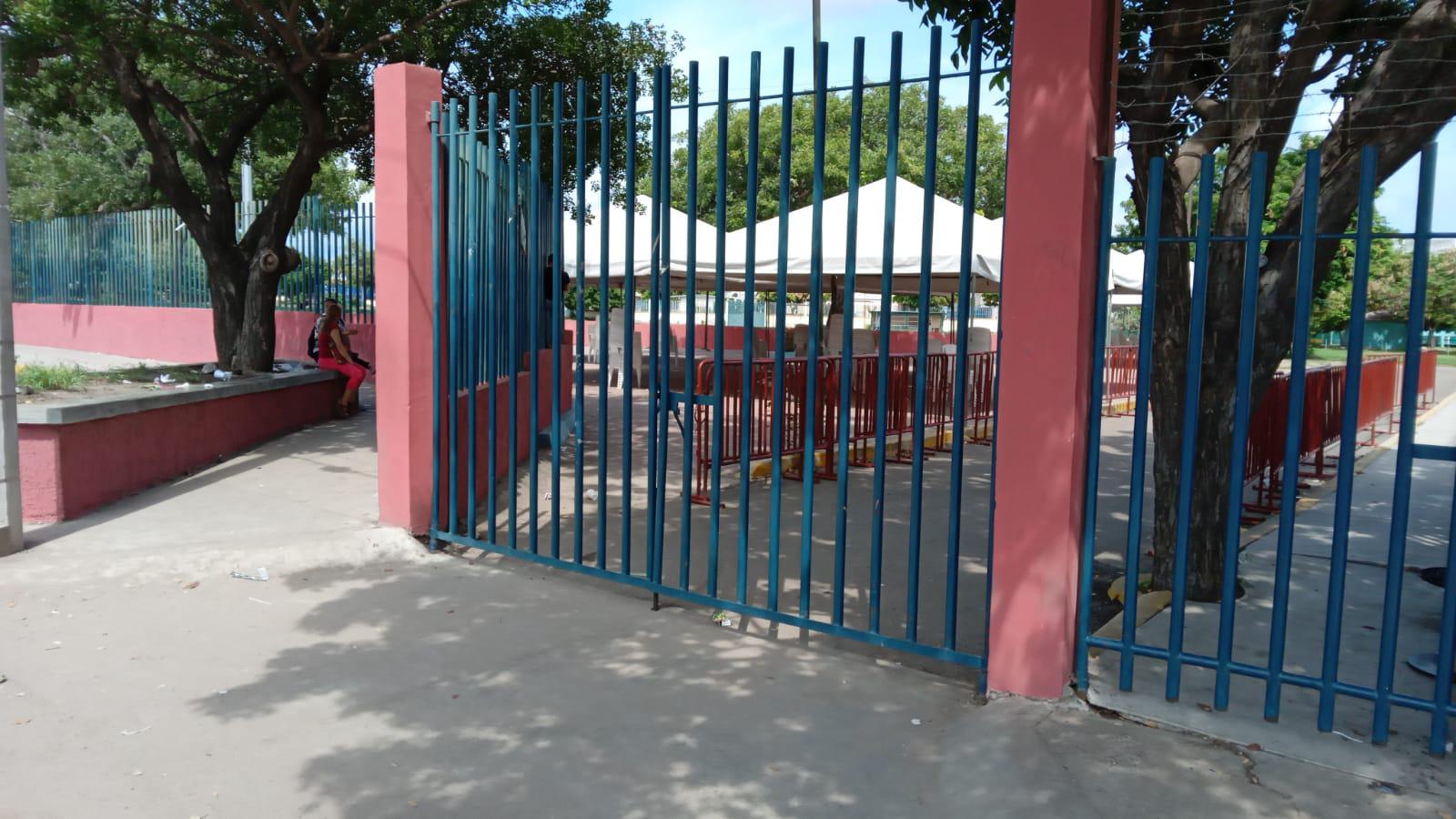 $!Van a vacunar a sus niñas y niños, pero no alcanzan dosis en Mazatlán; se inconforman