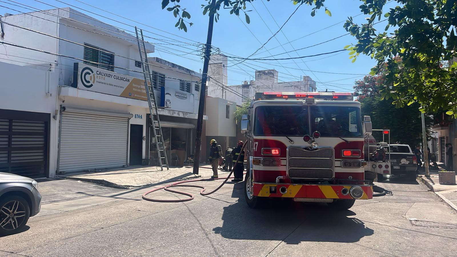 $!Conato de incendio en bodega del Centro de Culiacán moviliza a los cuerpos de rescate