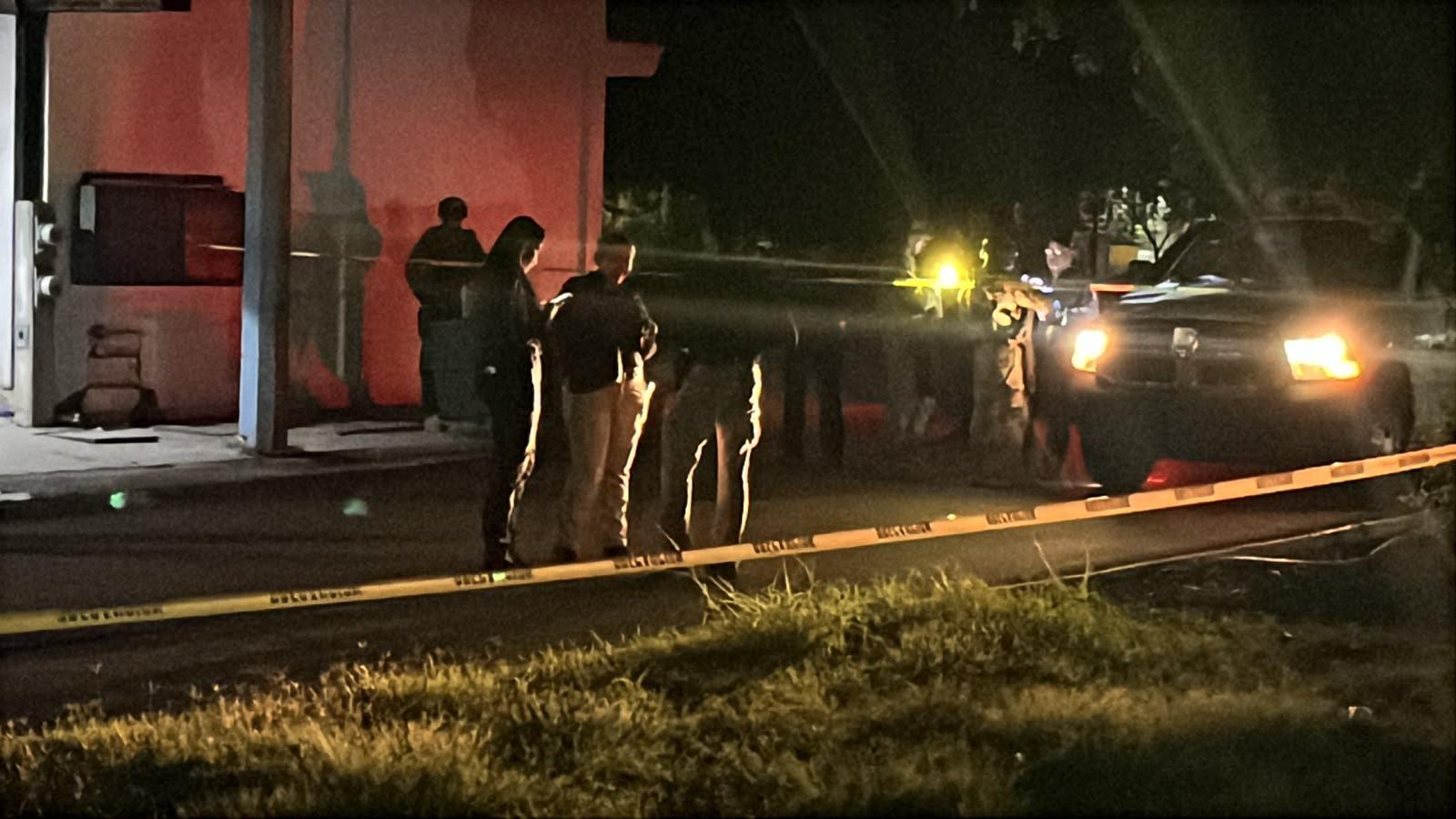 $!Ataque a balazos en expendio de Las Estancias deja un muerto y un herido en Culiacán
