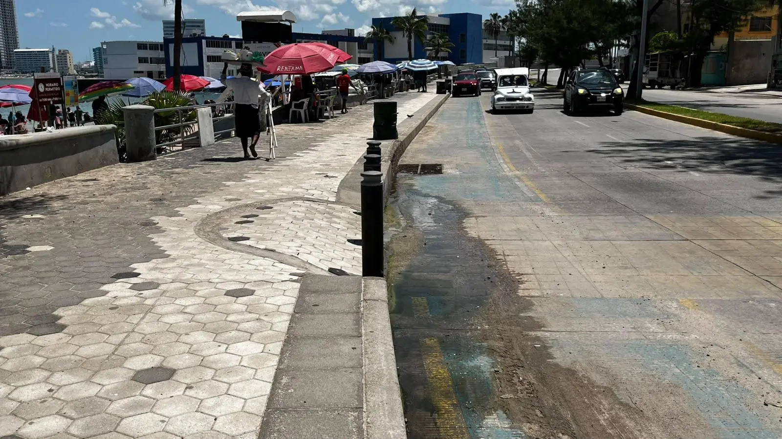 $!Tres días después de las lluvias, persisten alcantarillas rebosadas en Paseo Claussen a la altura de Playas Pinitos