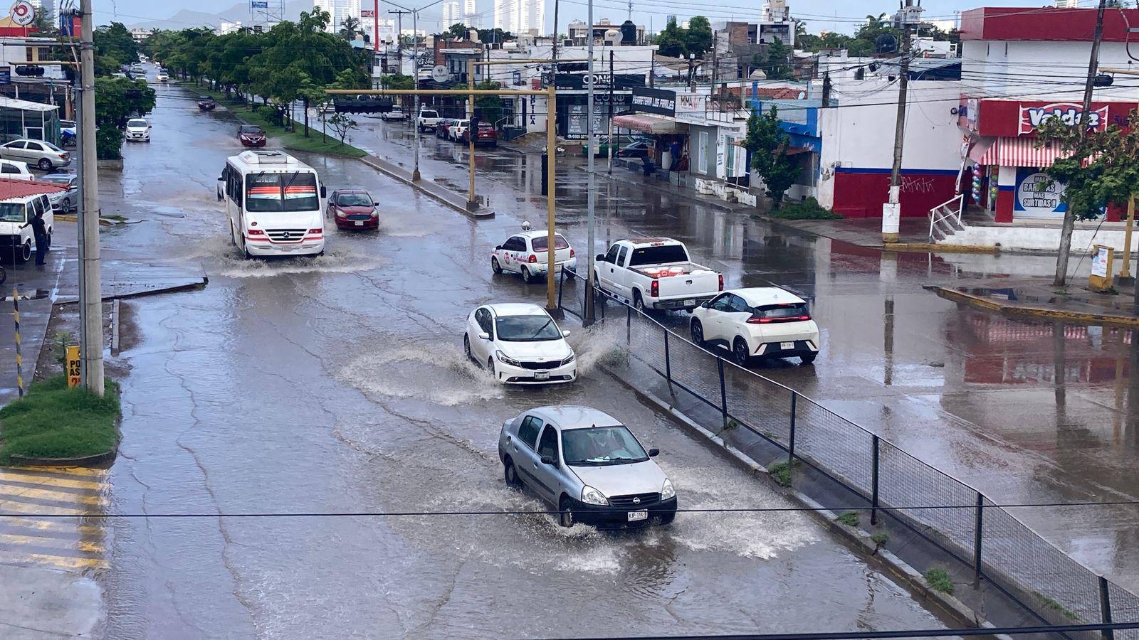 $!Tras las lluvias en Mazatlán, calles quedan encharcadas y alcantarillas rebosadas