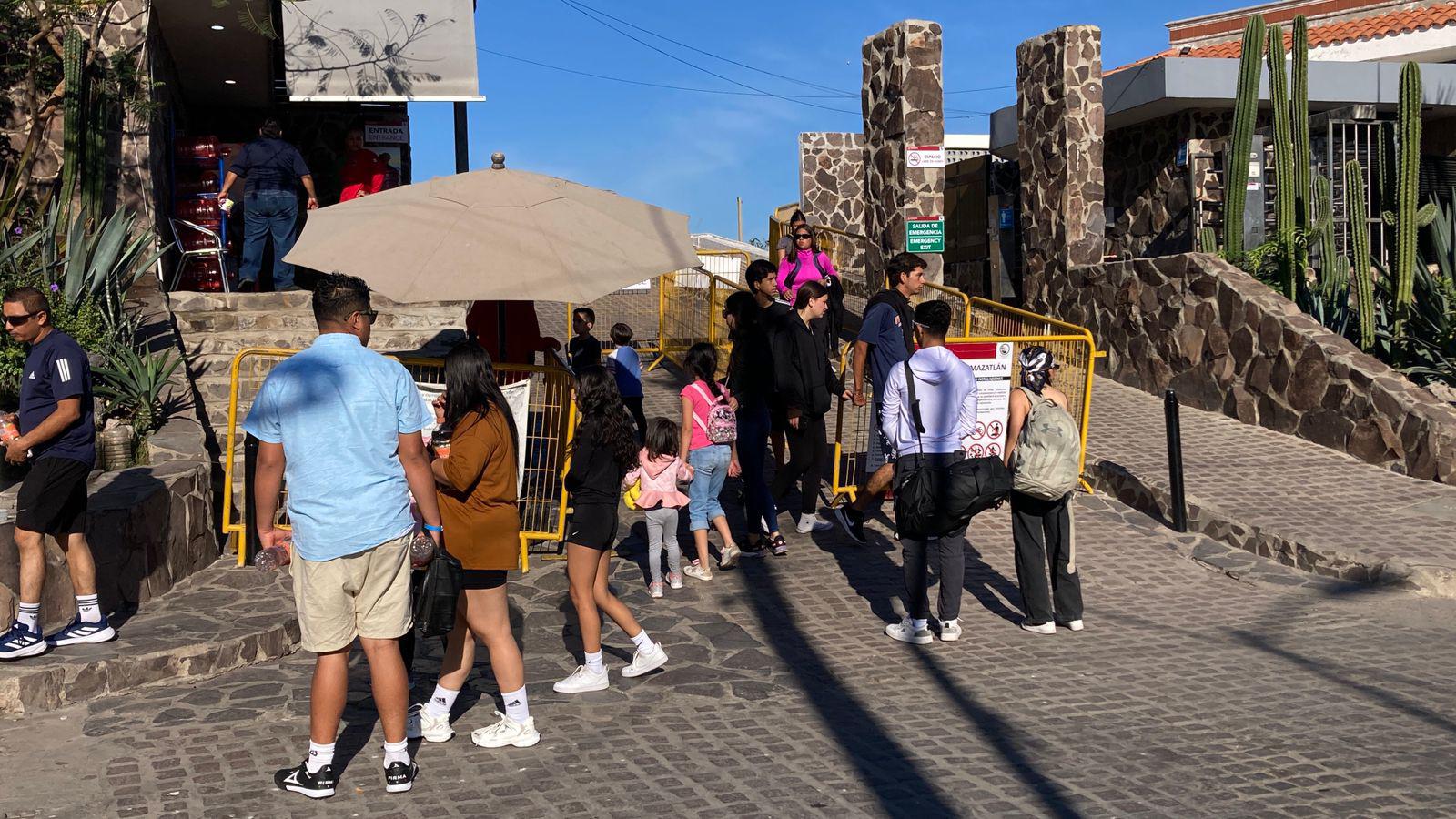 $!Decenas disfrutan la subida al Faro Mazatlán en domingo fresco