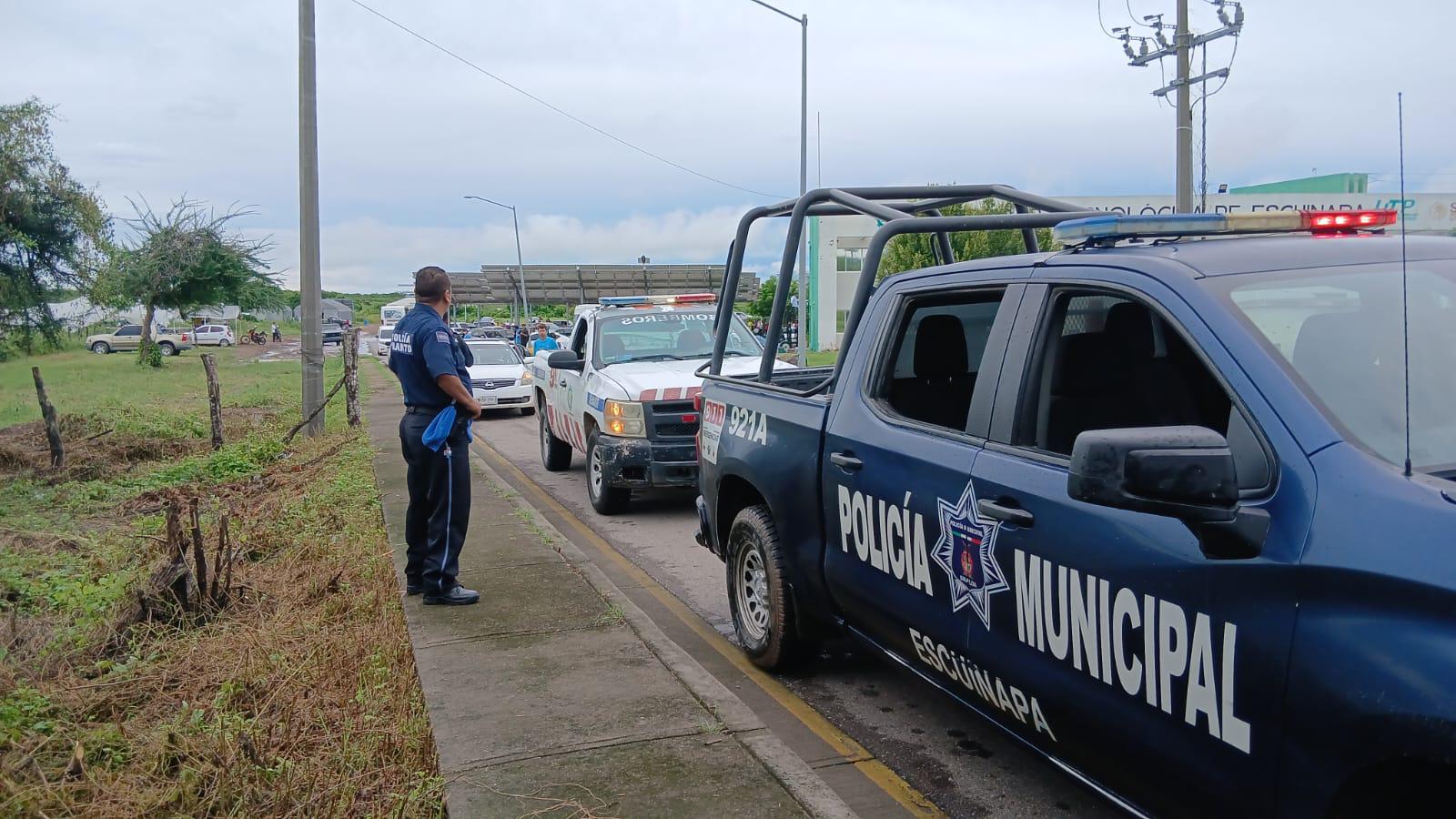 $!Desalojan universidad en Escuinapa ante crecida de arroyo