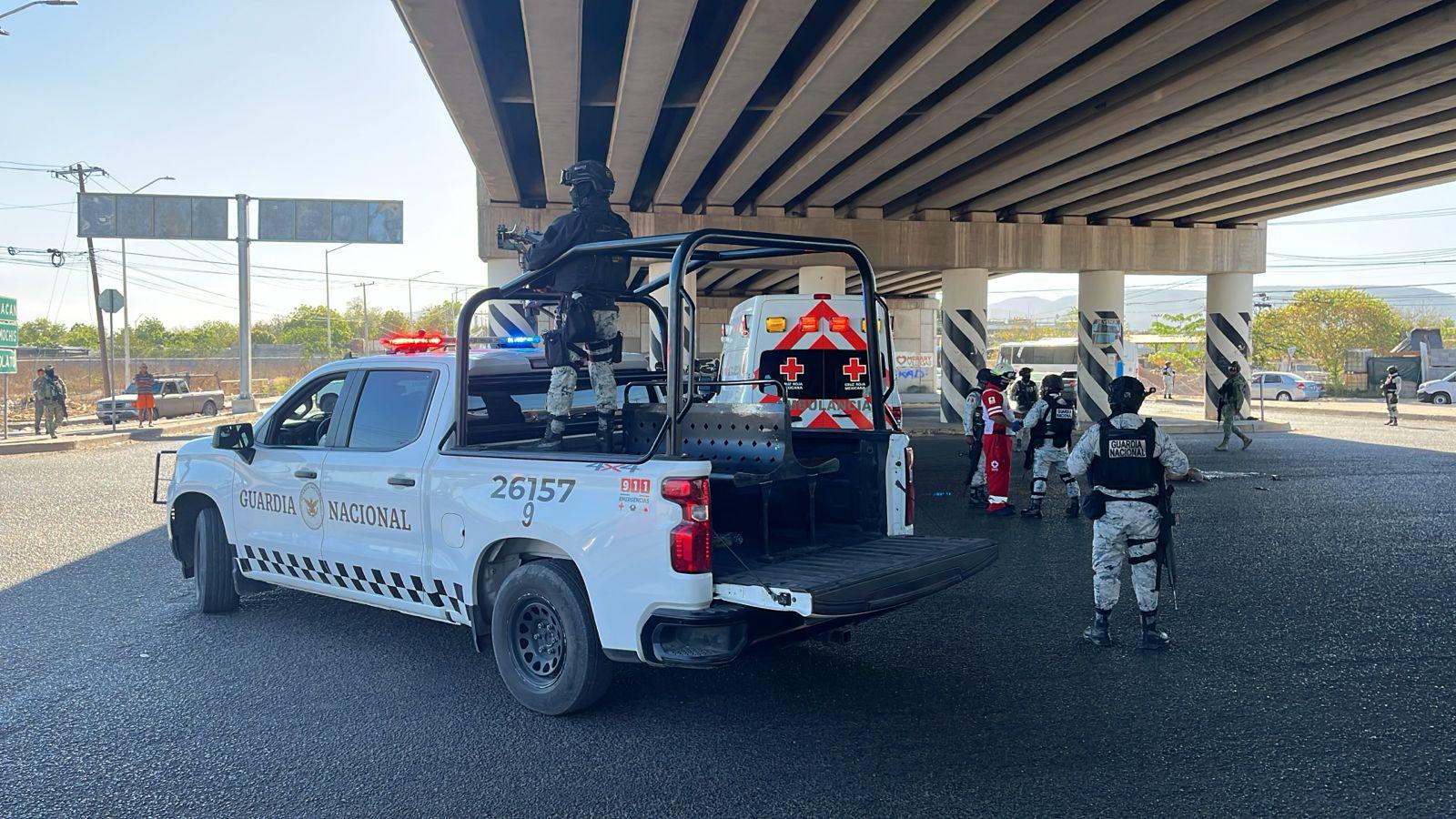 $!Abandonan a tres hombres baleados y esposados en La Costerita