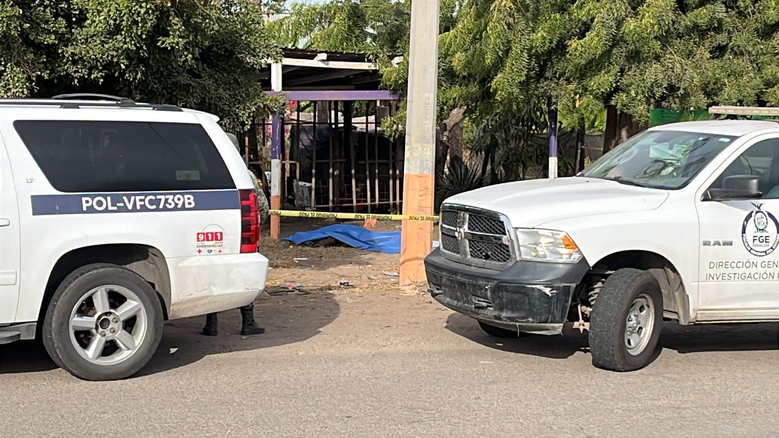 $!Matan a balazos a un hombre y lo dejan con mensaje por la carretera La 20, al sur de Culiacán