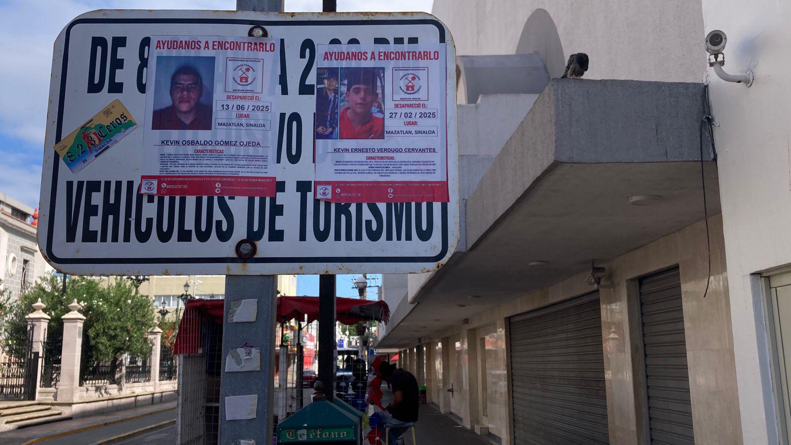 $!Carteles con fichas de desaparecidos inundan el Centro de Mazatlán