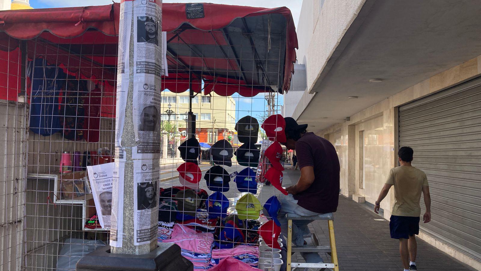 $!Carteles con fichas de desaparecidos inundan el Centro de Mazatlán