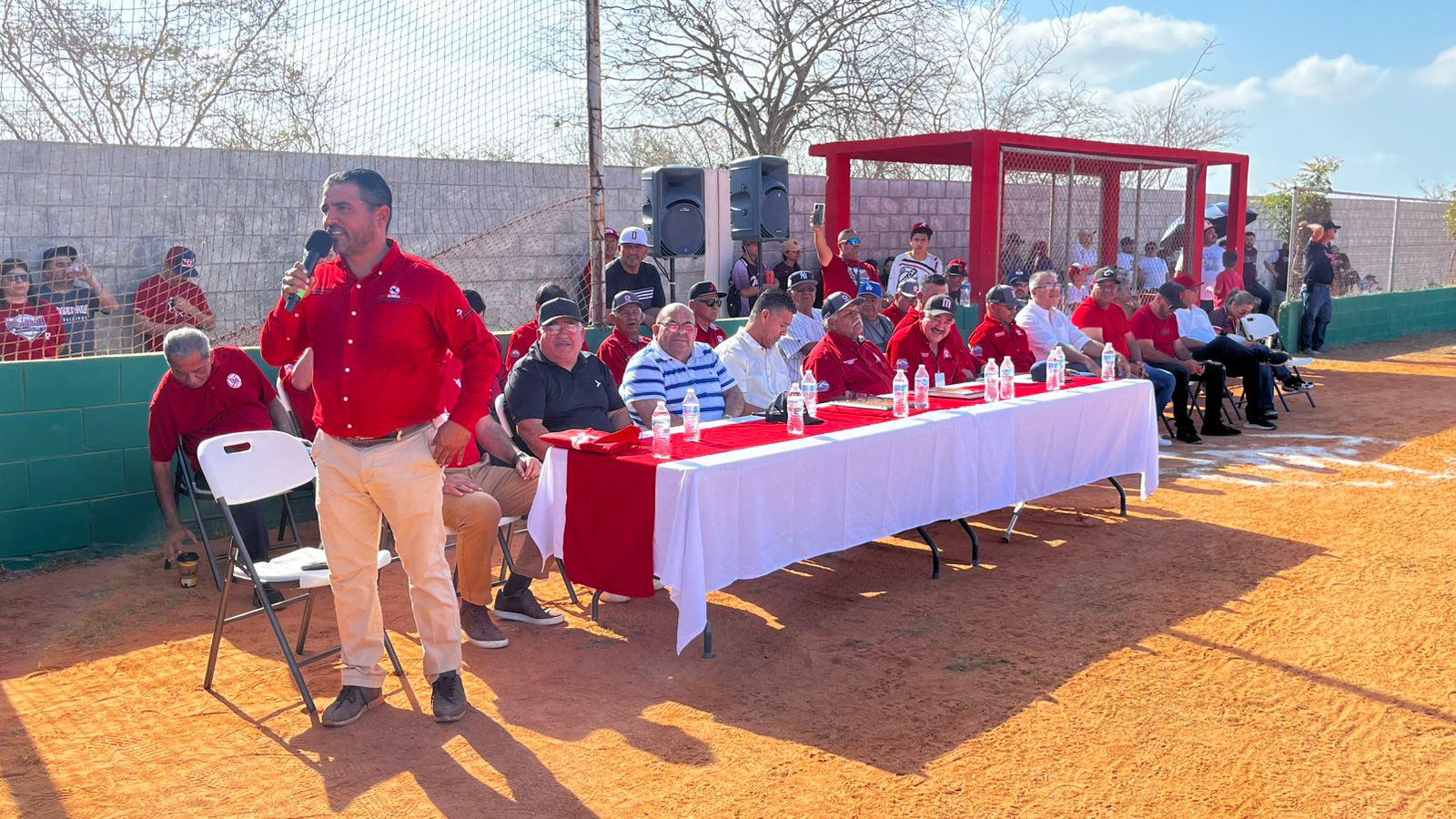 $!Reconocen trayectoria de Soto Valle en Nacional de Regiones Pingüica