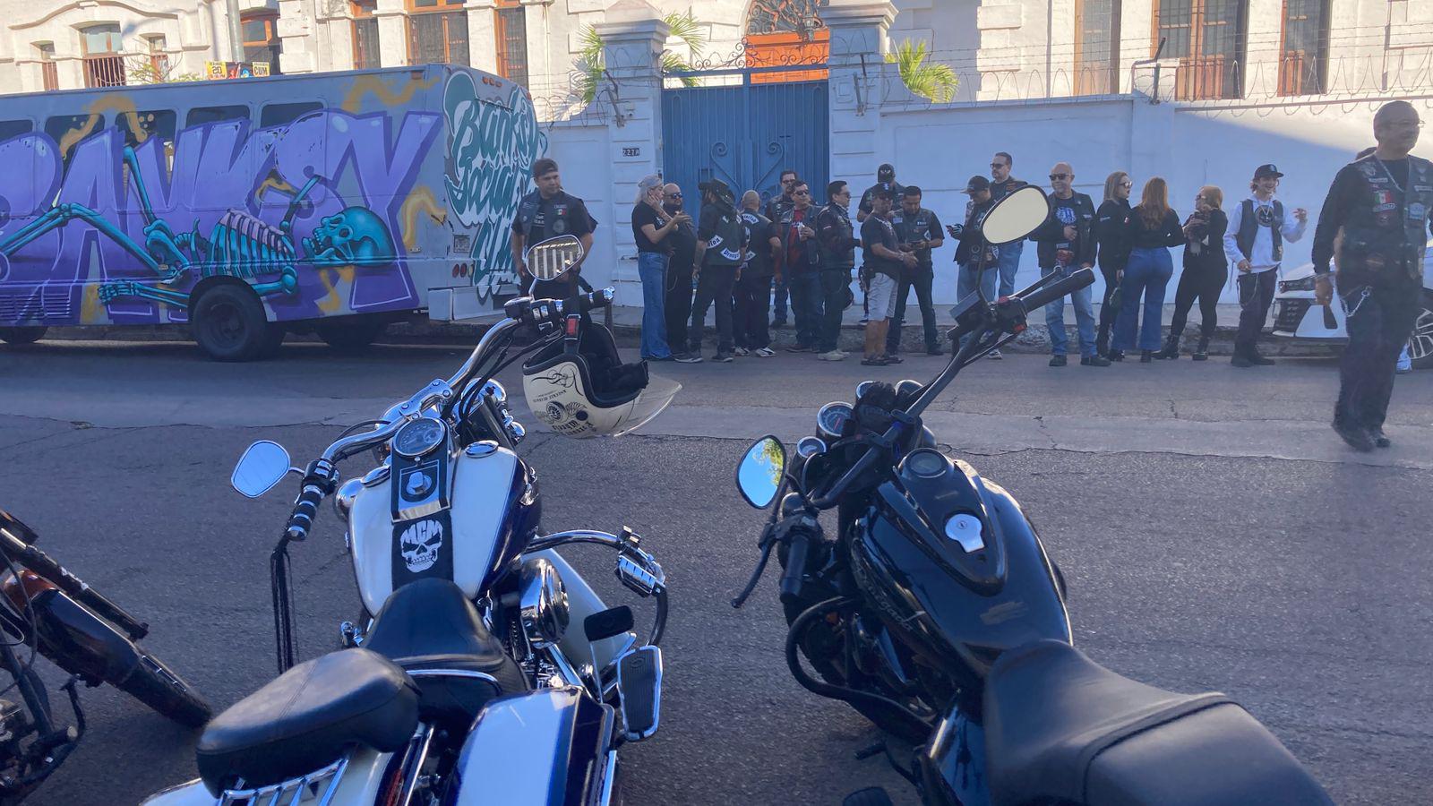 $!Regala Motoclub Mazatlán sonrisas a niñas del Orfanatorio Mazatlán con desayuno en La Noria