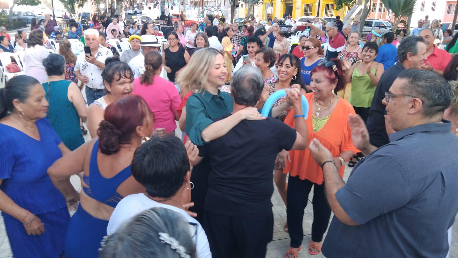 $!Alcaldesa de Mazatlán saca sus ‘pasos prohibidos’ en la Plazuela Zaragoza