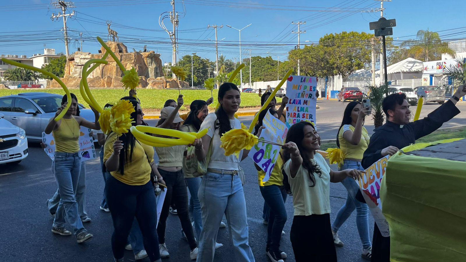 $!Recuerdan jóvenes el sentido de la Semana Santa con manifestación en Mazatlán