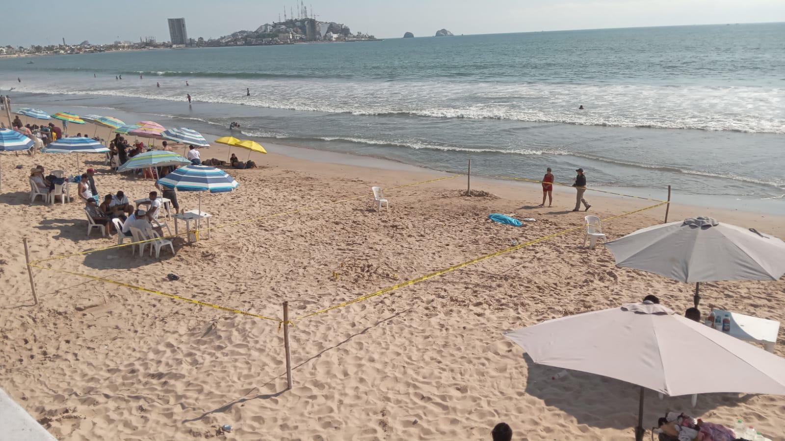 $!Muere hombre tras rescatar a una menor de ahogarse en el mar, en Mazatlán
