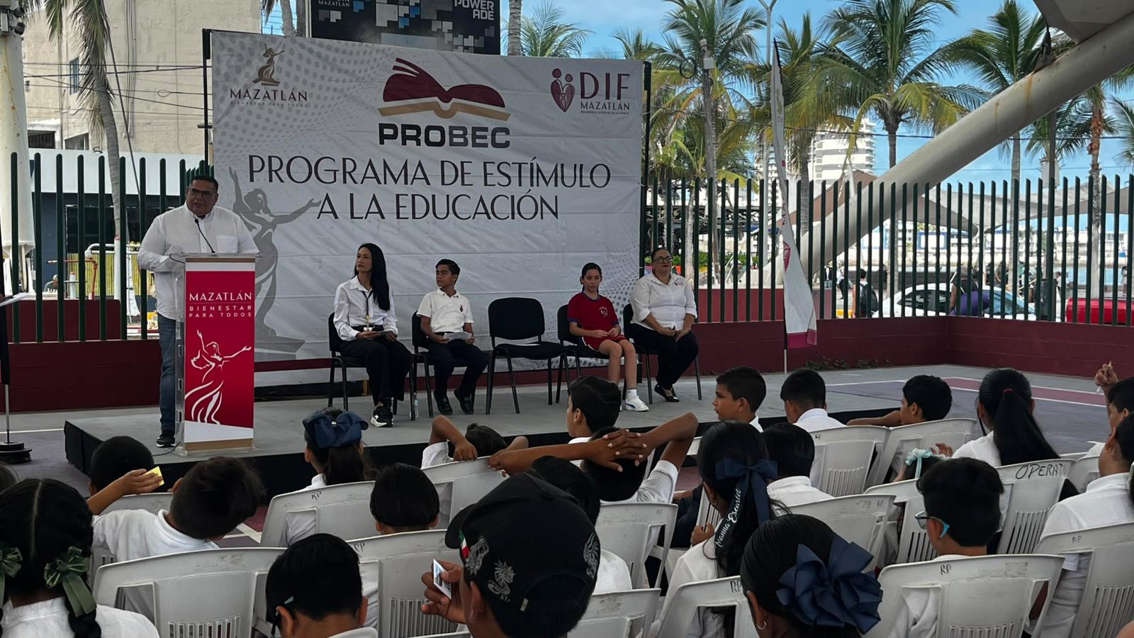 $!Entregan apoyos del Programa de Estímulos a la Educación a 800 niñas y niños de Mazatlán