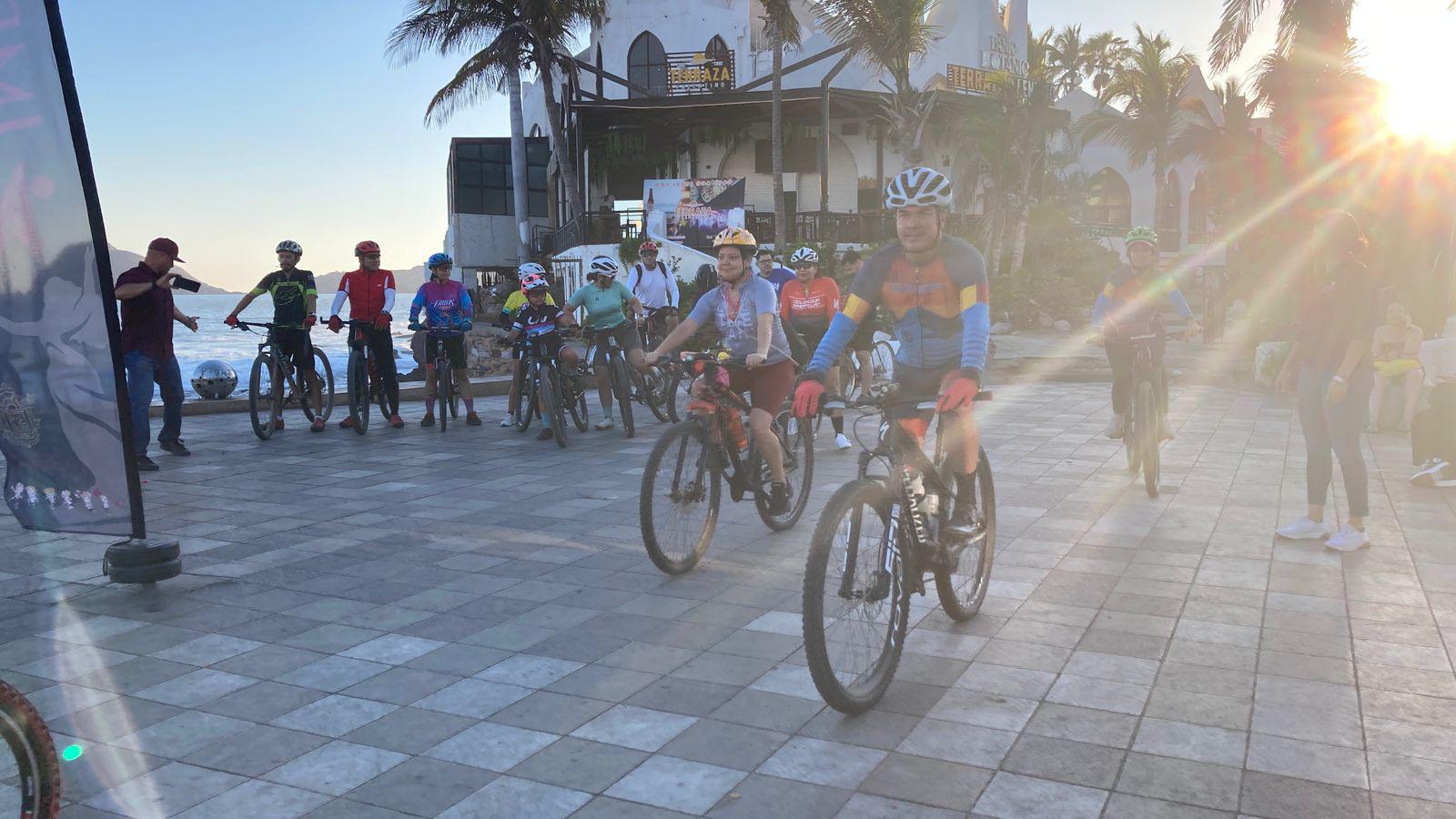 $!Familias mazatlecas celebran el Día Mundial de la Bicicleta con paseo por el malecón