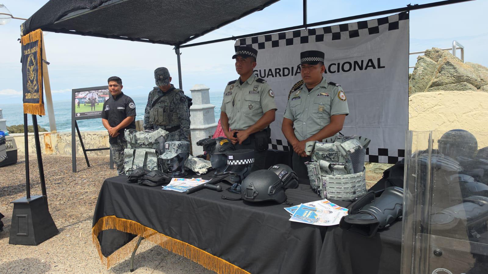 $!Realiza Guardia Nacional exposición de vehículos y equipo en Glorieta Sánchez Taboada, en Mazatlán