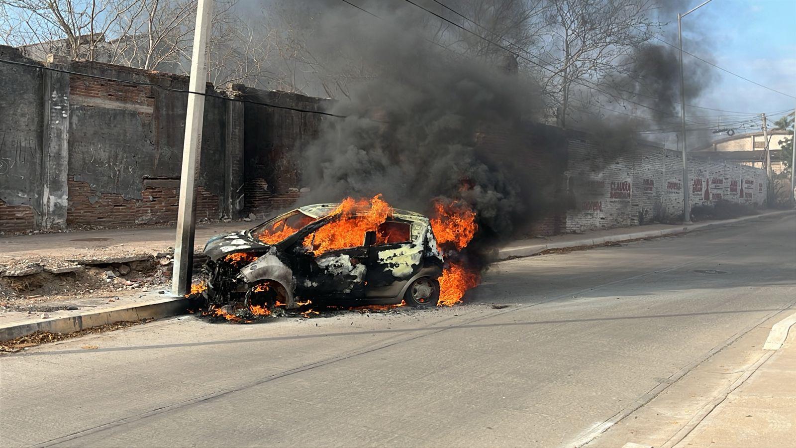 $!Vehículo queda calcinado tras chocar contra un poste en la colonia El Vallado, en Culiacán