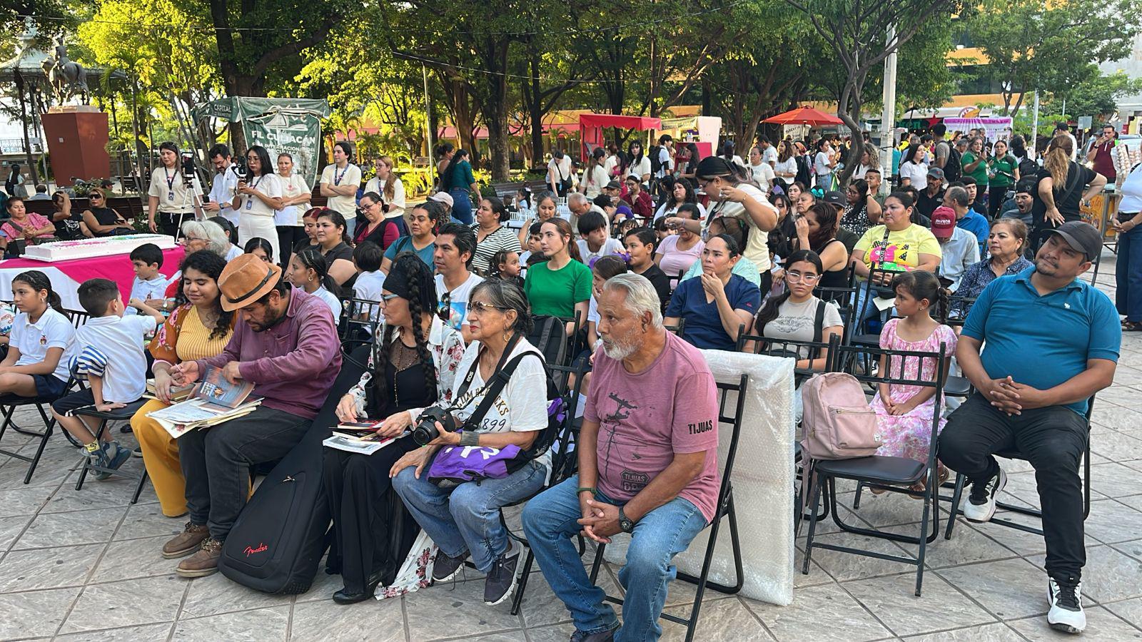 $!El público se reunió en la Plazuela Obregón.