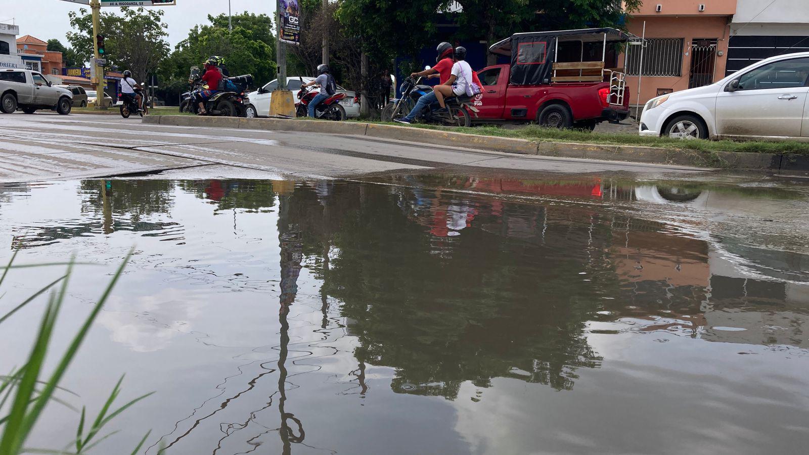 $!Brota ‘fuente’ de aguas negras en crucero de la Juan Pablo II y Arnoldo Rigodanza