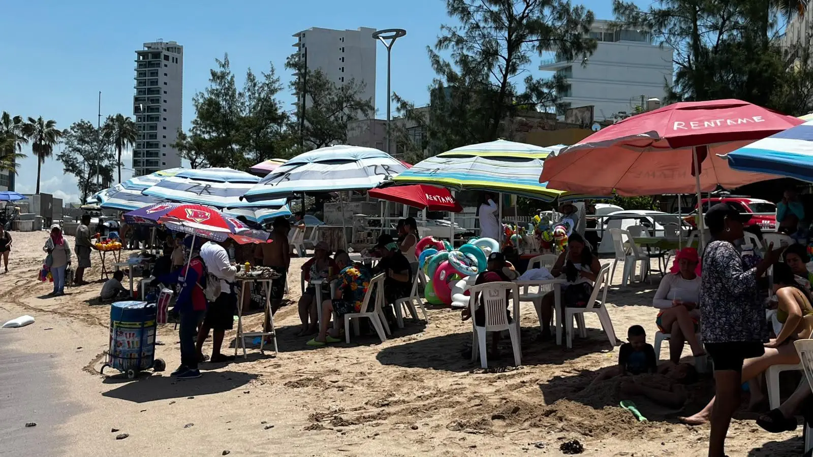 $!Reaparecen sombrillas en Playa Pinitos tras operativo de ordenamiento