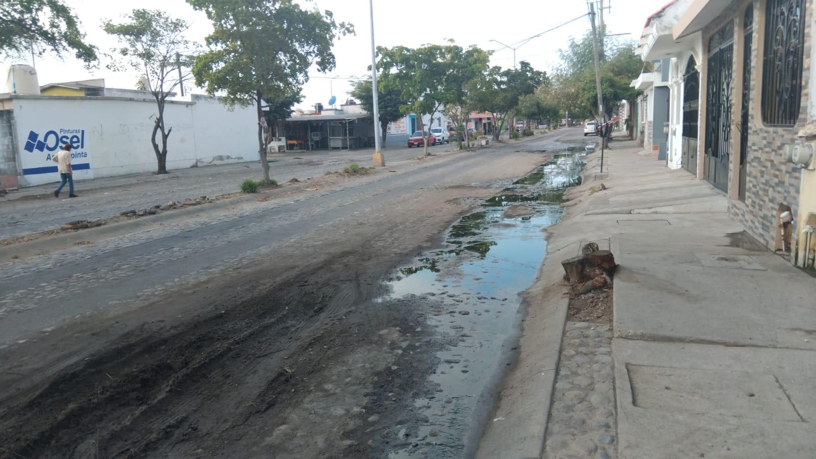 $!Molestias y preocupación provoca mega fuga de aguas negras en el Fraccionamiento Esmeralda