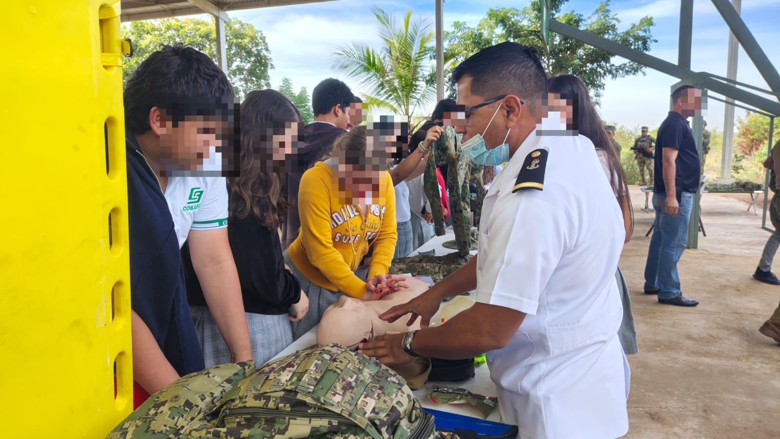 $!Instala Marina stand para reforzar la proximidad social con la ciudadanía estudiantil en Mazatlán