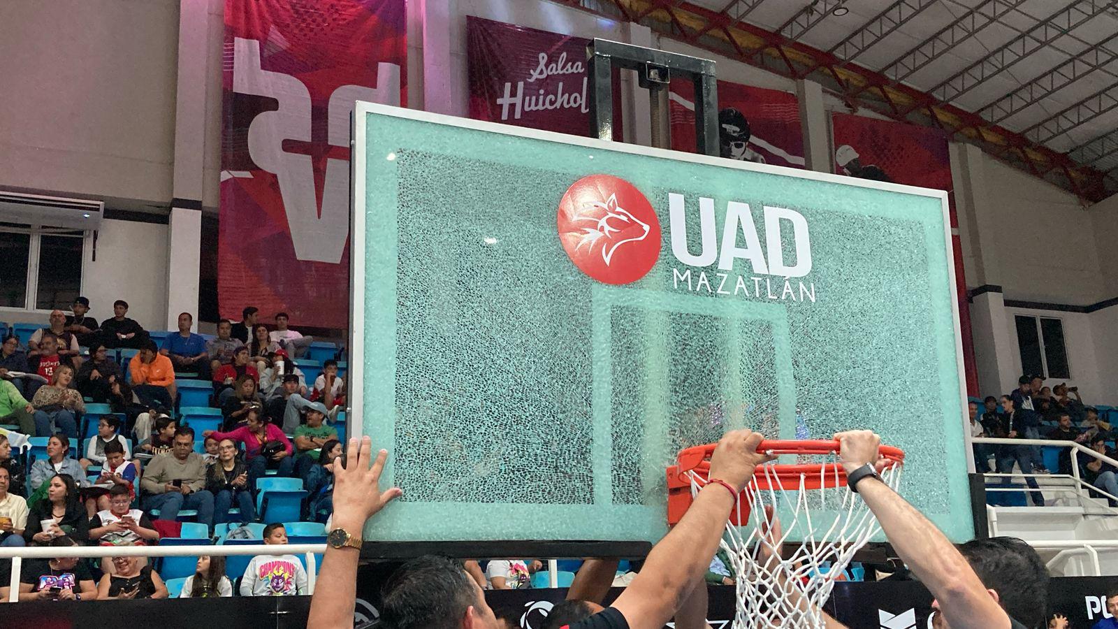 $!Juego entre Venados Basketball y Astros de Jalisco se retrasa debido a problemas con un tablero