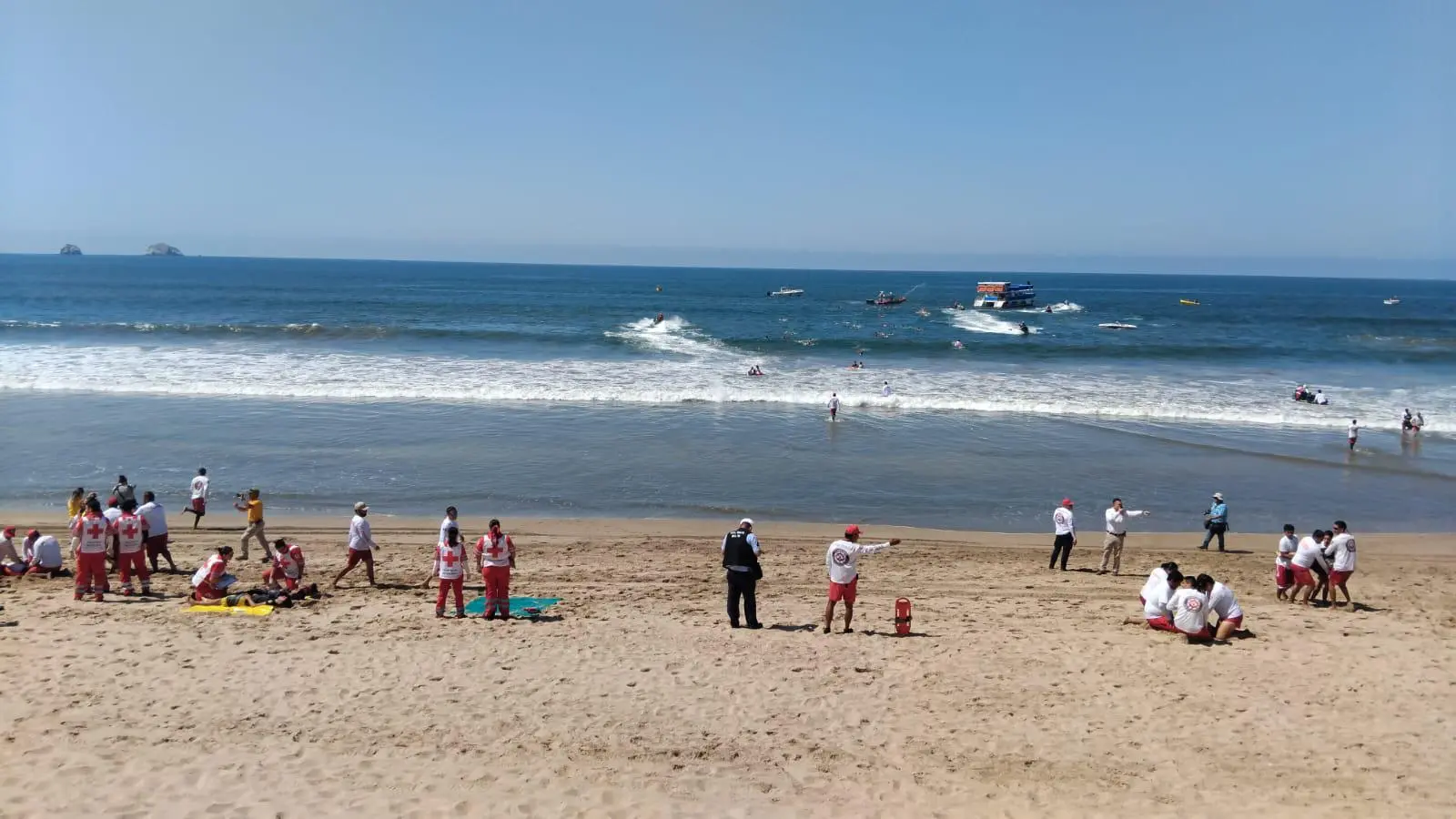 $!Realizan macro simulacro de rescate en el mar en Mazatlán