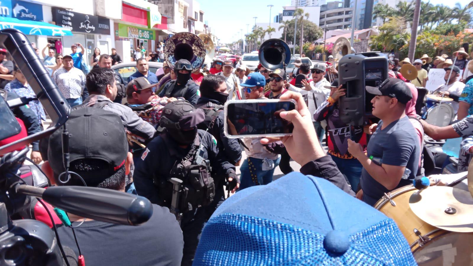 $!Se manifiestan músicos tocando y con marcha en plena zona turística