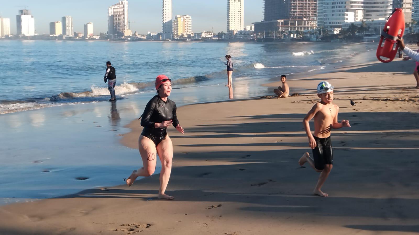 $!Mazatlán vibra con más de 100 nadadores en Playa Norte