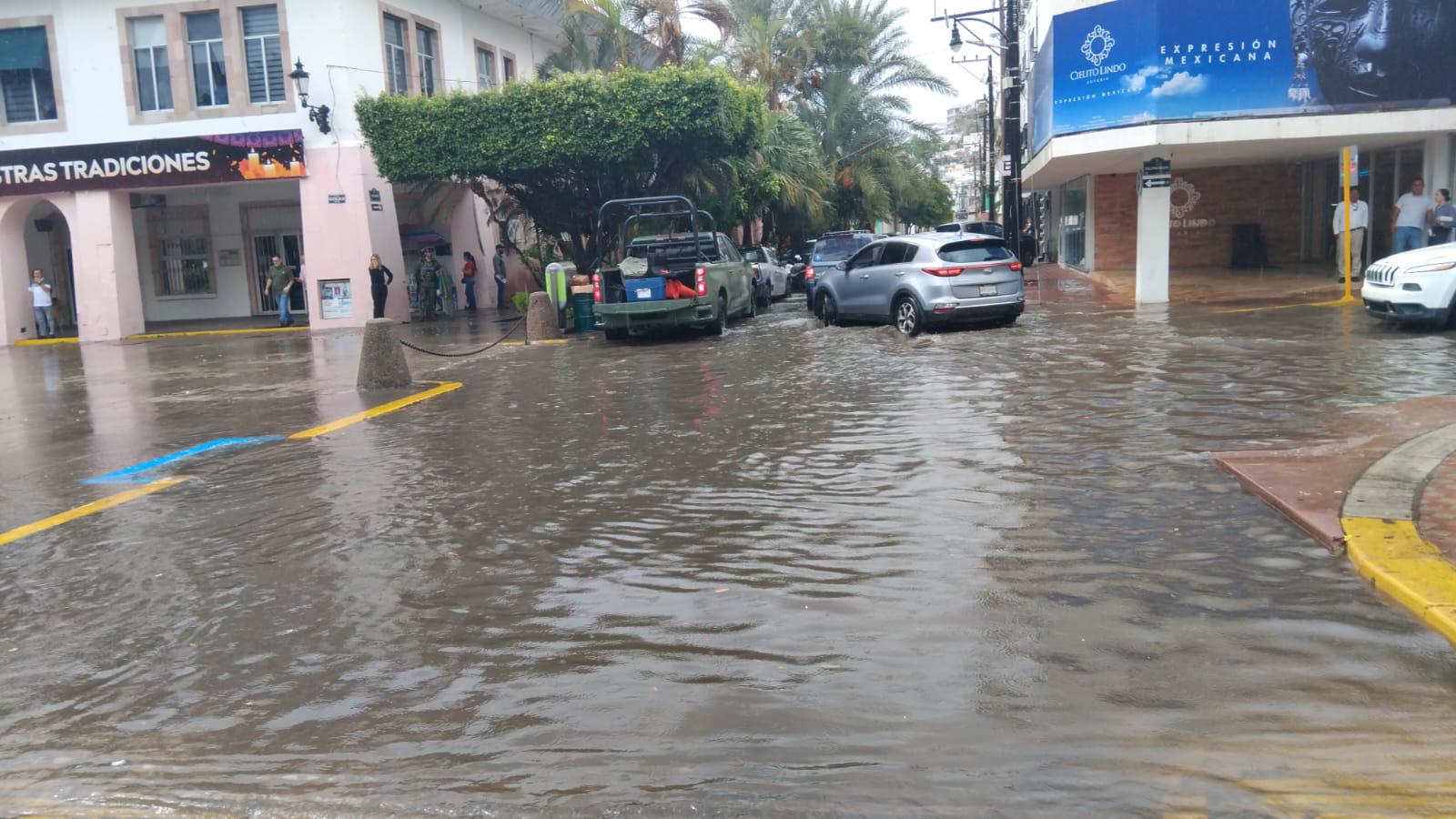 $!Caen fuertes lluvias en Mazatlán generadas por tormenta Vance frente a Nayarit y Sinaloa