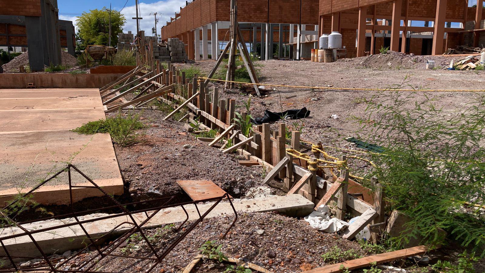 $!Cimientos con oxidación, monte crecido y materiales olvidados dejó la obra en pausa del Polideportivo ‘Marco Verde’