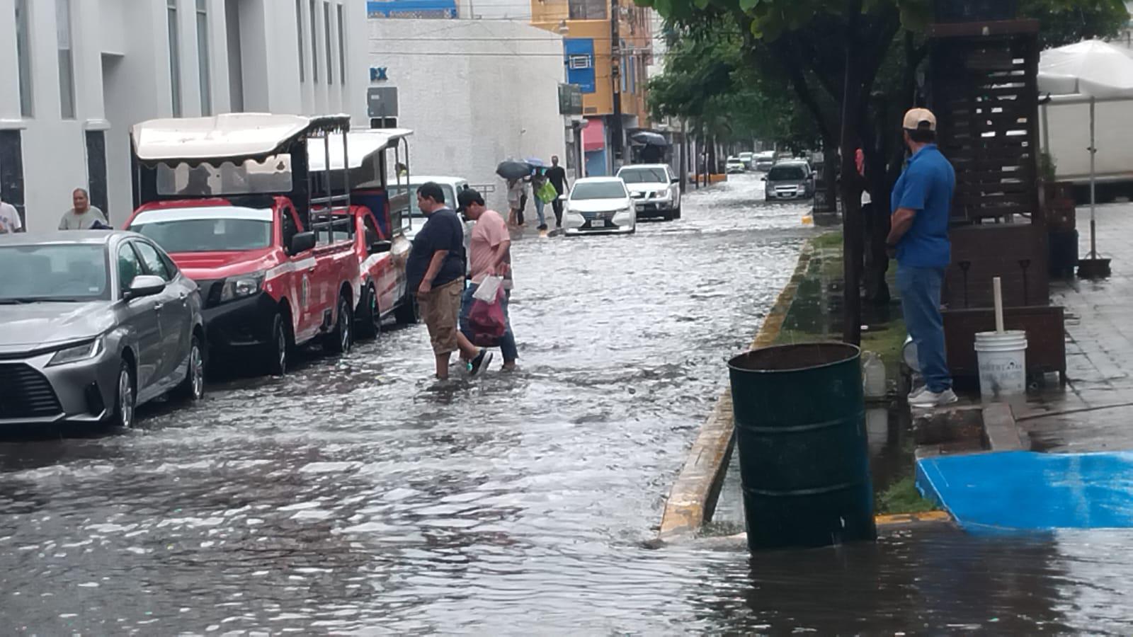 $!Caen fuertes lluvias en Mazatlán generadas por tormenta Vance frente a Nayarit y Sinaloa