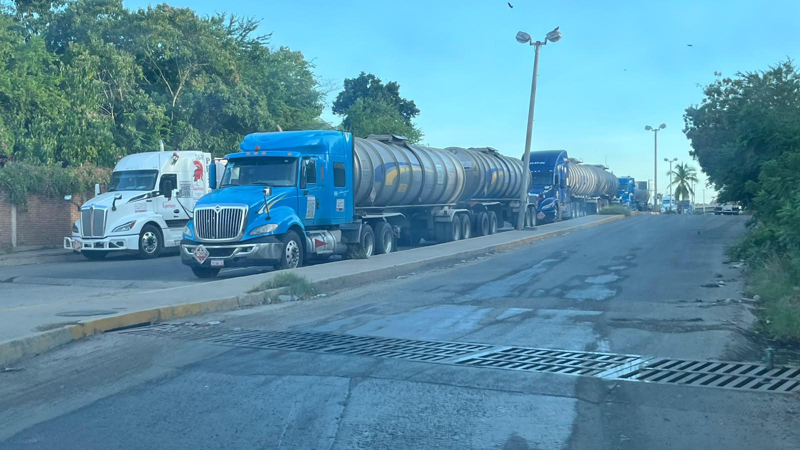 $!Se manifiestan trabajadores activos y jubilados de Pemex para exigir su derecho a la salud
