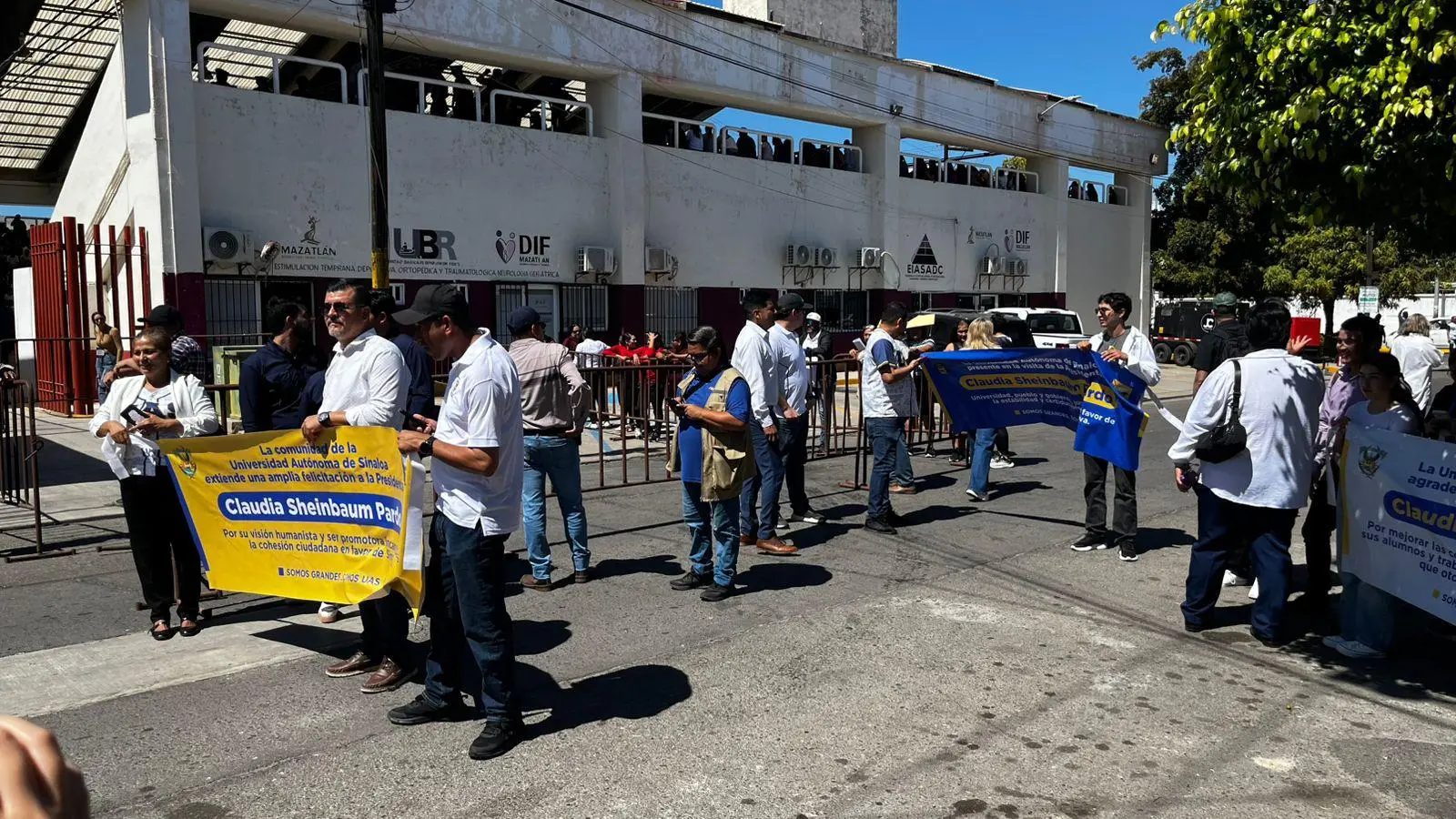 $!Arriba la Presidenta Claudia Sheinbaum a la Germán Evers para entrega de apoyo de becas a estudiantes