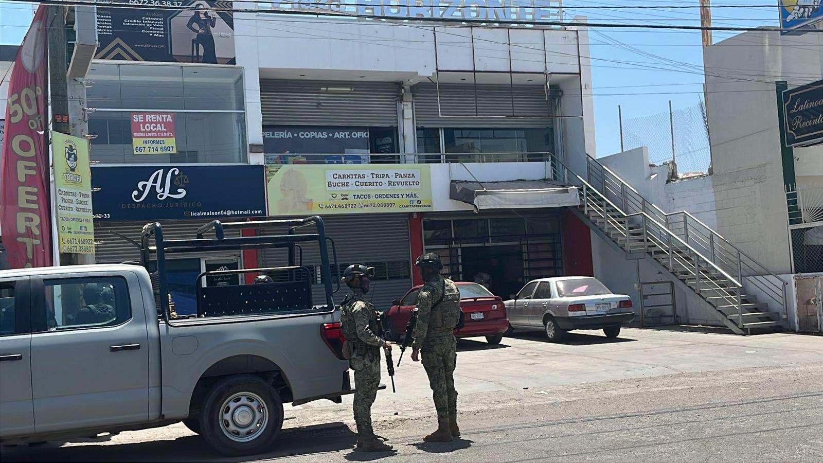 $!Fuerzas federales aseguran un establecimiento en plaza comercial de la colonia 4 de Marzo, en Culiacán