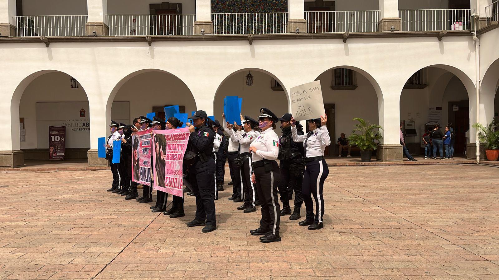 $!‘Nos falta Emilia’: agentes policiales de Culiacán se manifiestan exigiendo justicia por su compañera asesinada