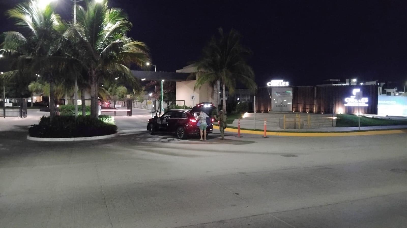 $!Fuerzas federales sitian coto residencial de Mazatlán con apoyo de un helicóptero