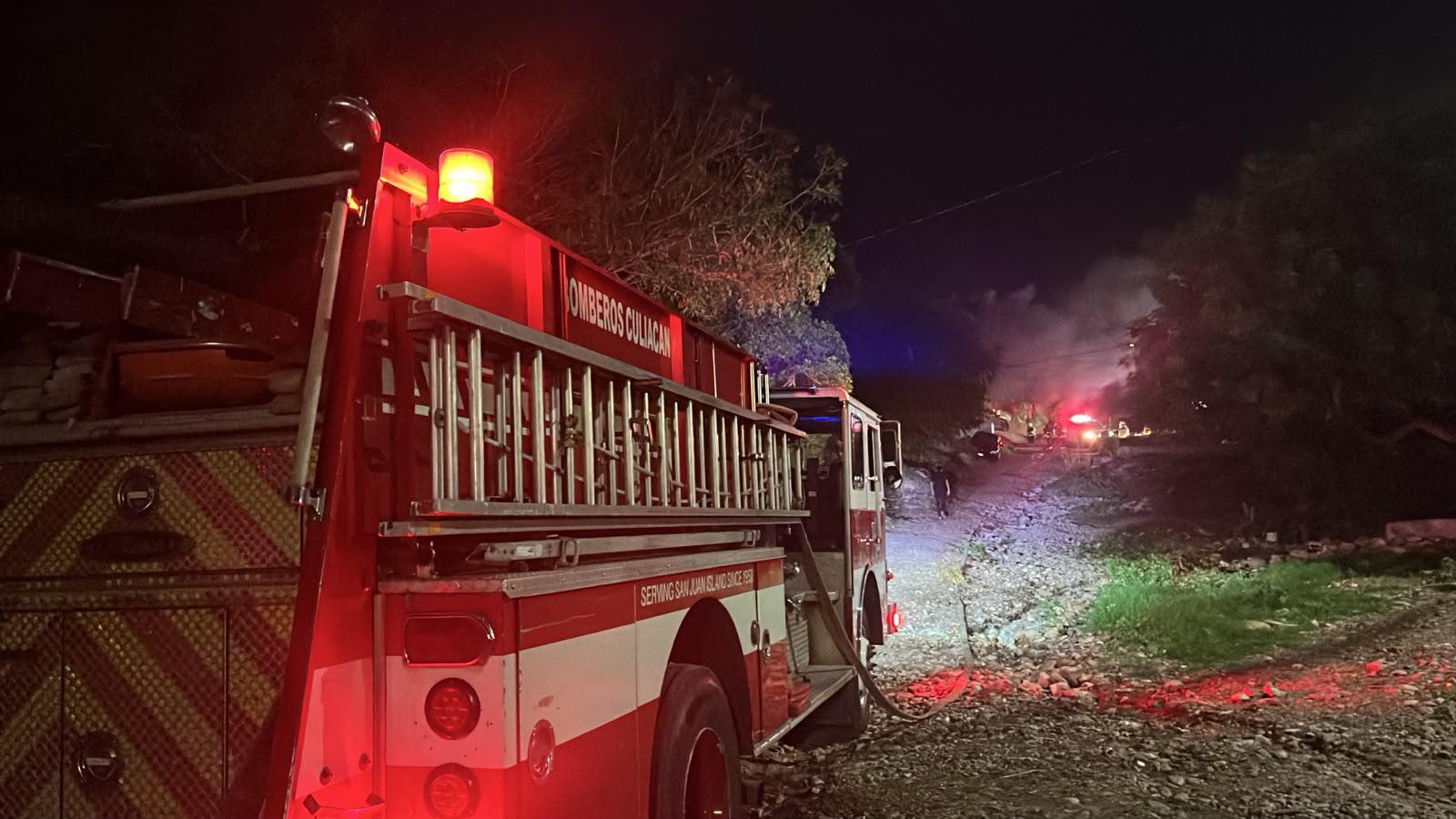 $!Fuego consume camioneta en cochera de la colonia Francisco I. Madero, en Culiacán