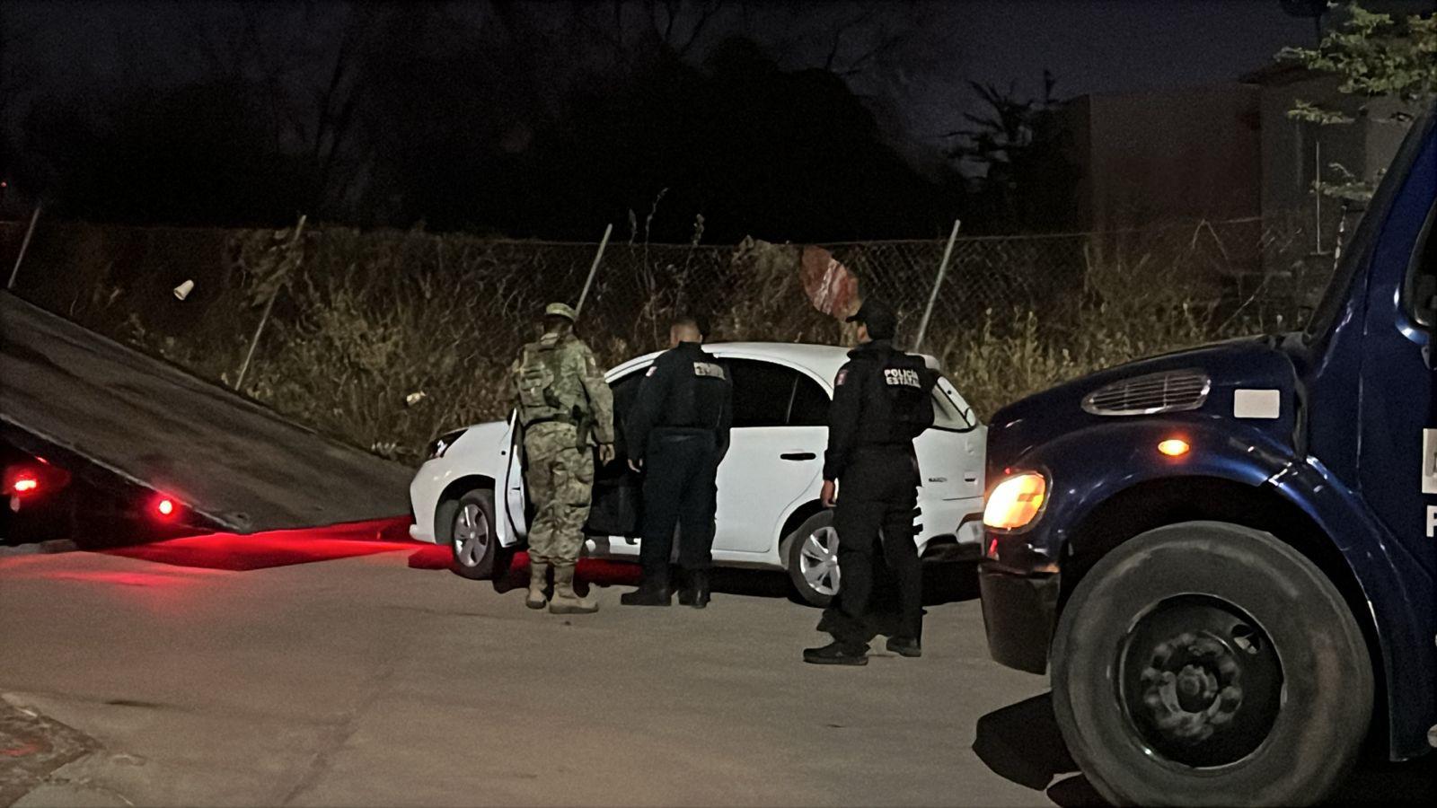 $!Aseguran dos vehículos baleados y con armamento en la colonia Rancho Contento, en Culiacán