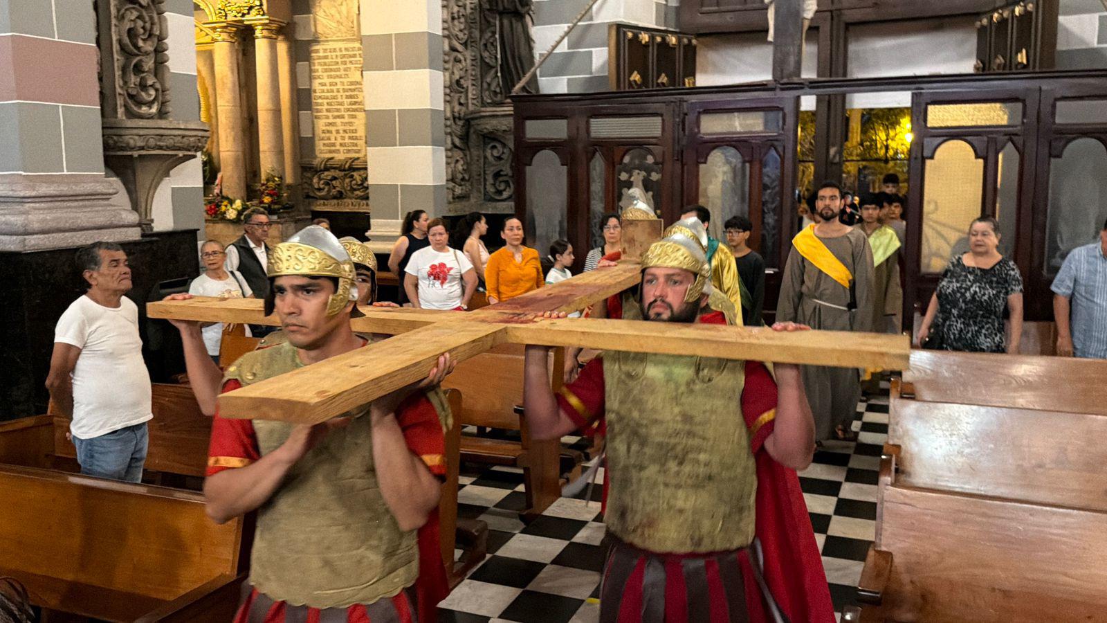 $!Con fe y reflexión, viven en Mazatlán la tradicional Procesión del Silencio