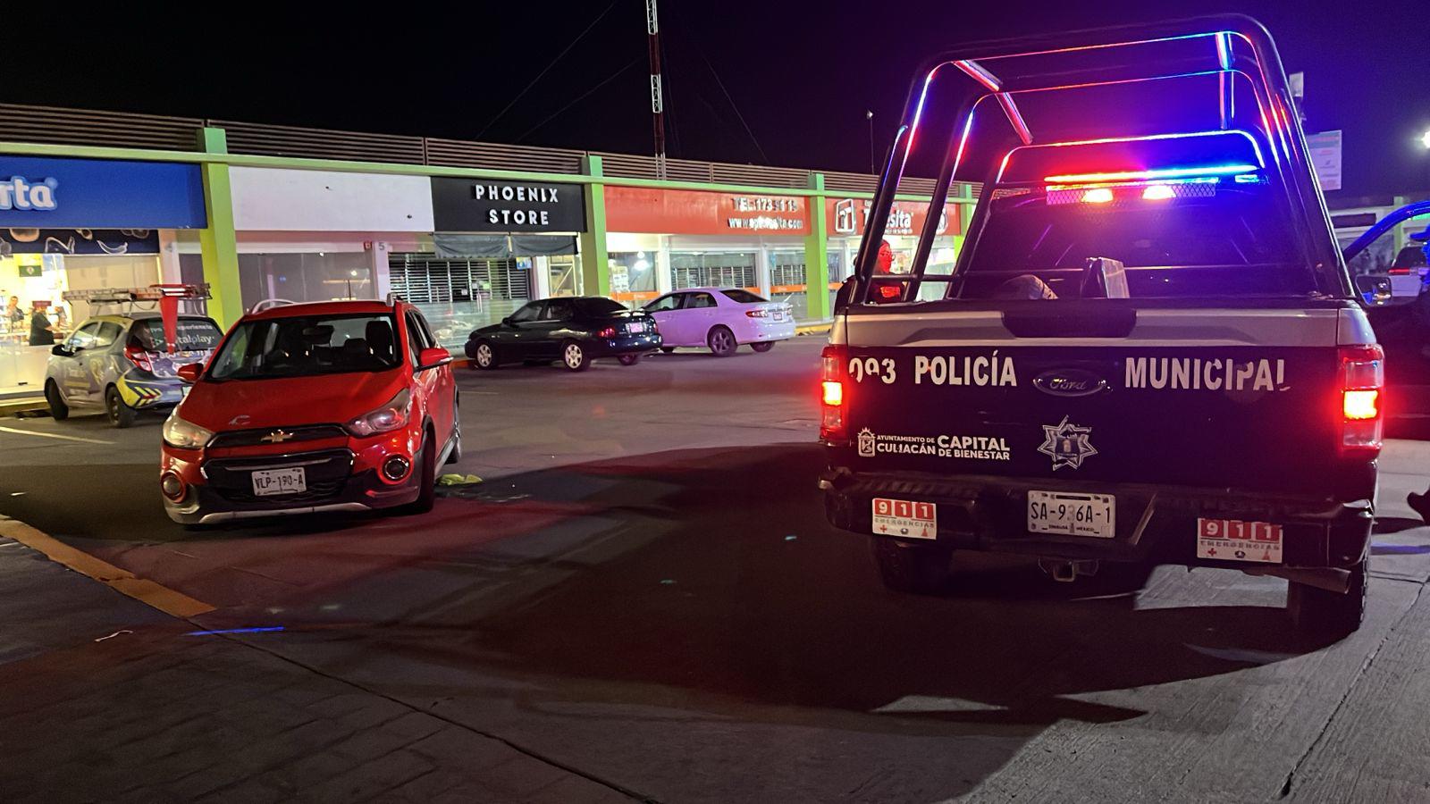 $!Asesinan a un hombre frente a plaza comercial del sector Terranova, en Culiacán