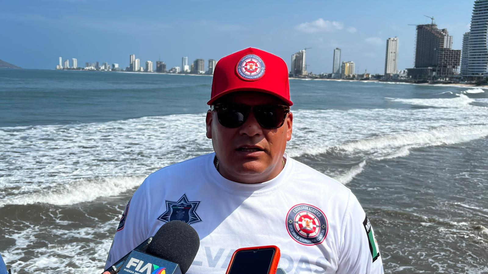$!Continúa mar de fondo en Mazatlán, hay restricción de ingreso a dos áreas de playas: Escuadrón Acuático