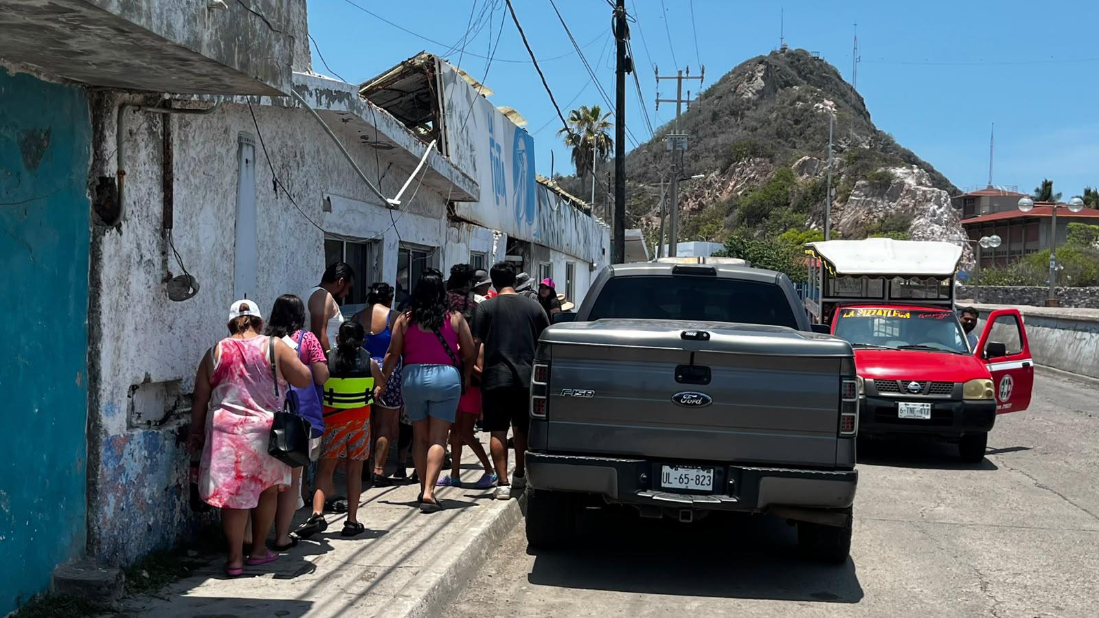 $!Catamaranes registran alta afluencia de turistas al iniciar las vacaciones en Mazatlán