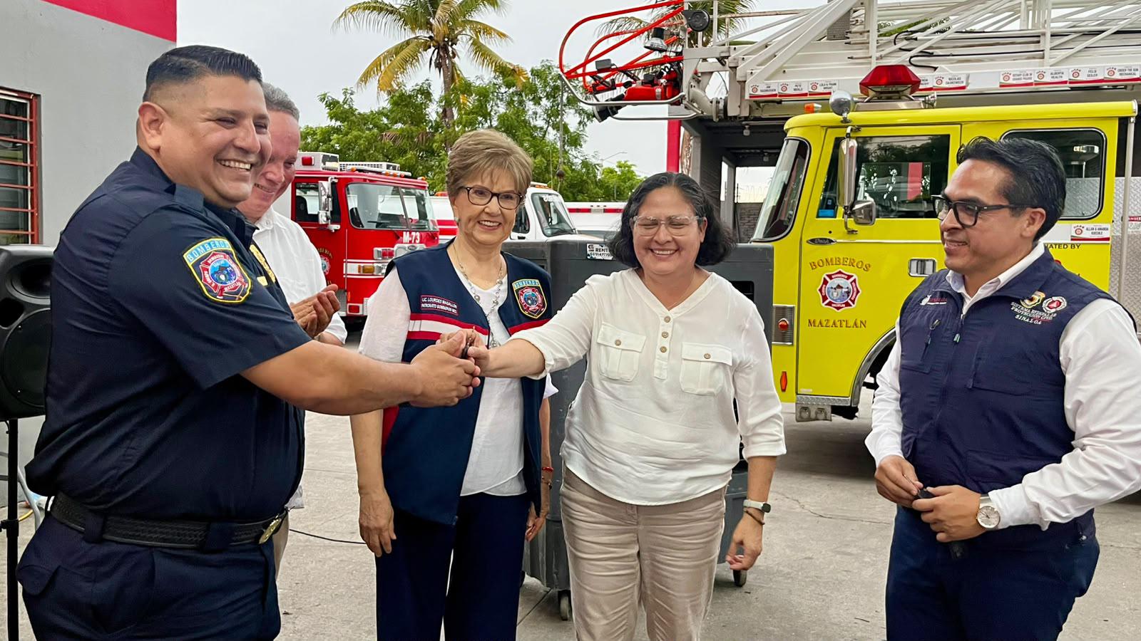 $!Fortalece Bomberos Mazatlán su capacidad operativa con dos camiones escalera y una unidad de mando
