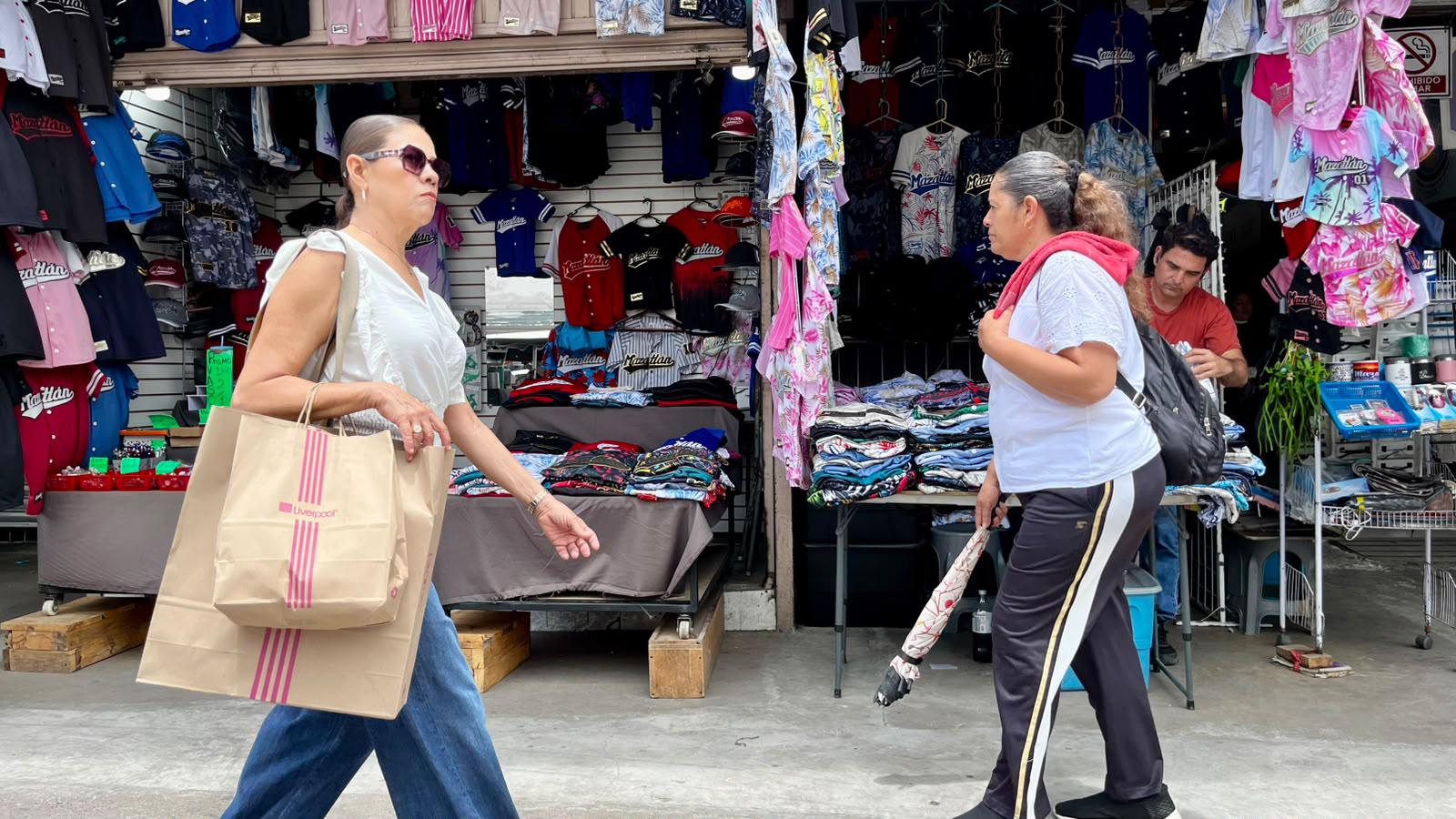 $!Reportan comerciantes poco repunte en ventas por Día del Padre en el Centro de Mazatlán